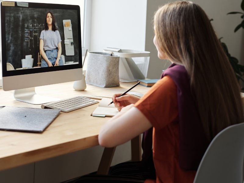 Fille qui regarde une vidéo marketing