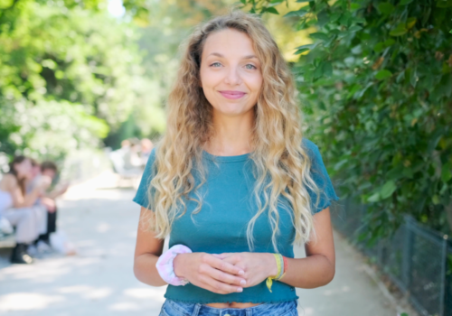 Une jeune femme qui sourit