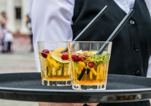 Deux cocktail orange servis sur un plateau